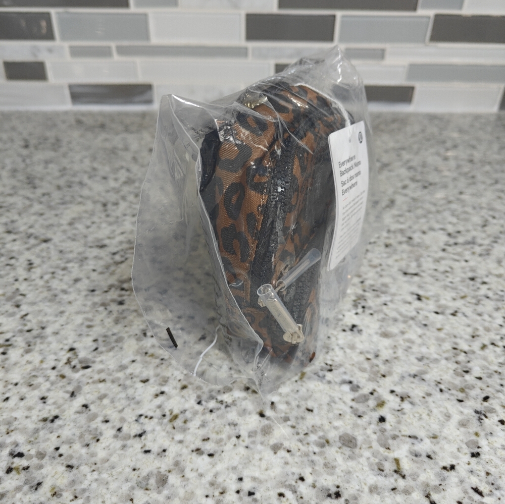 Lululemon Everywhere Backpack Nano (Leopardo Shift Midi Desert Khaki Multi) - Picture 6 of 10